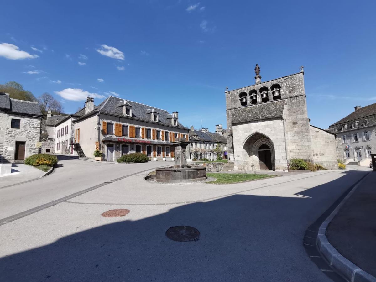 La Ruche Cantalienne Saint-Etienne-de-Chomeil Exterior foto